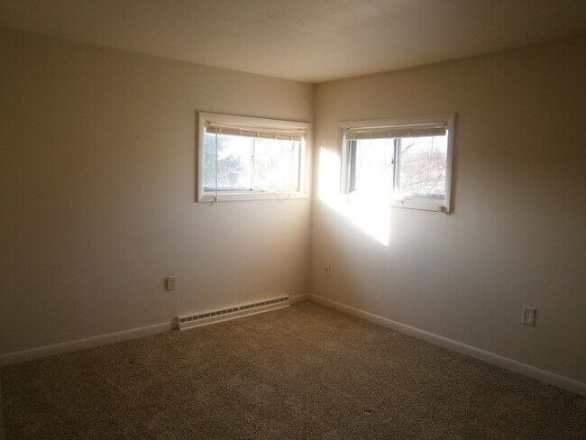 Building Photo - 3 Bedroom House in York Suburban School Di...
