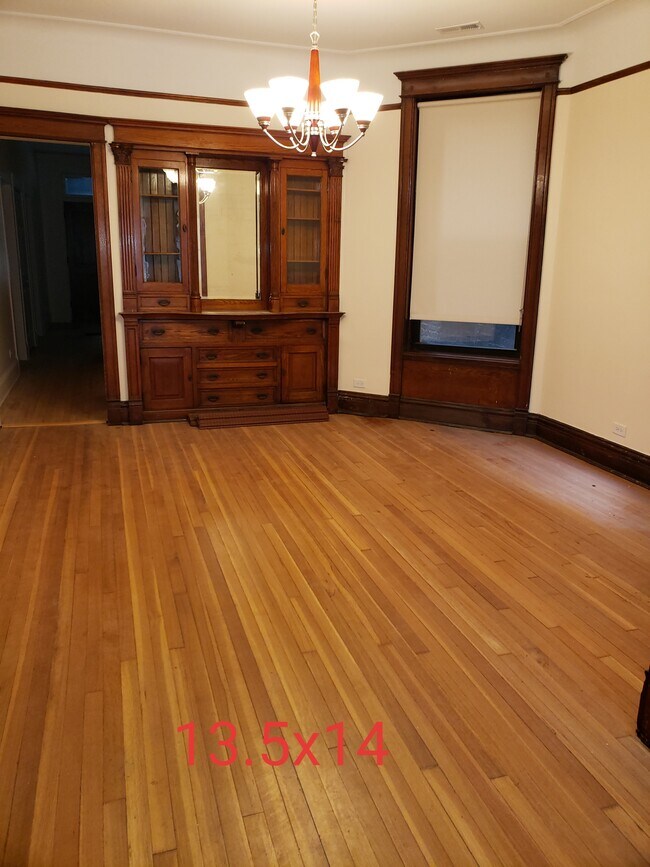 Dining Room - 912 W Newport Ave