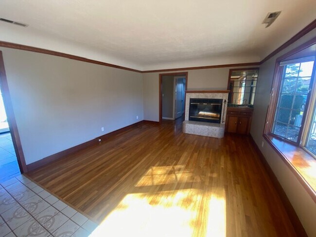 Foto del edificio - Inviting Pacific Grove Home!