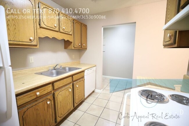 Building Photo - First month move in special 500!!! 2 bed /...