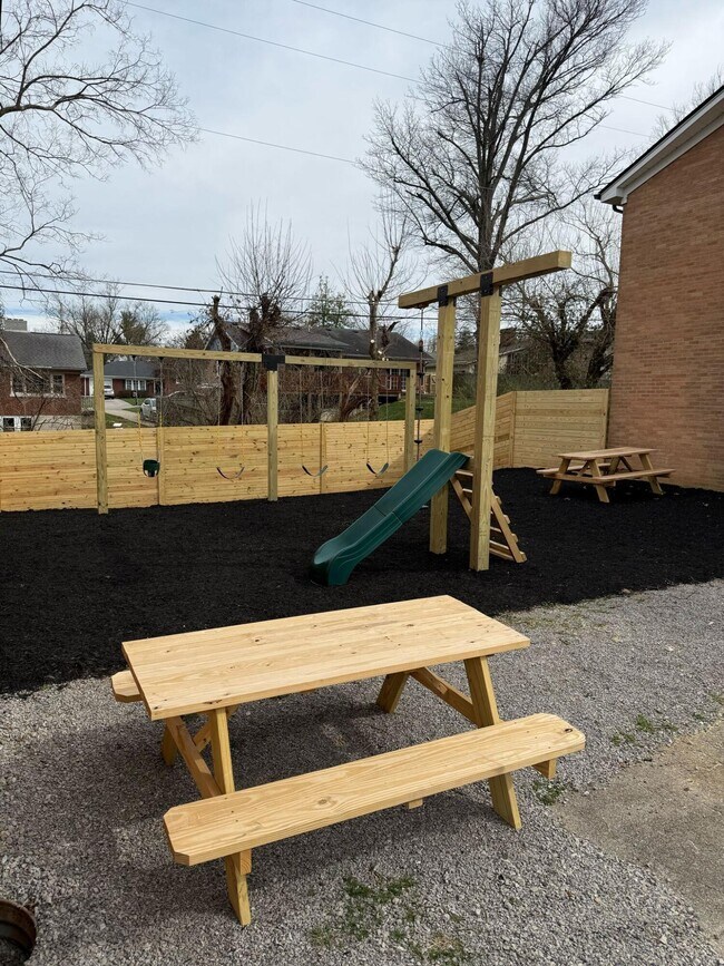 Building Photo - 107 Robbins Dr