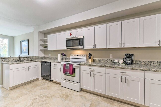 Foto del edificio - Lake Front Townhome with resort-like Views!