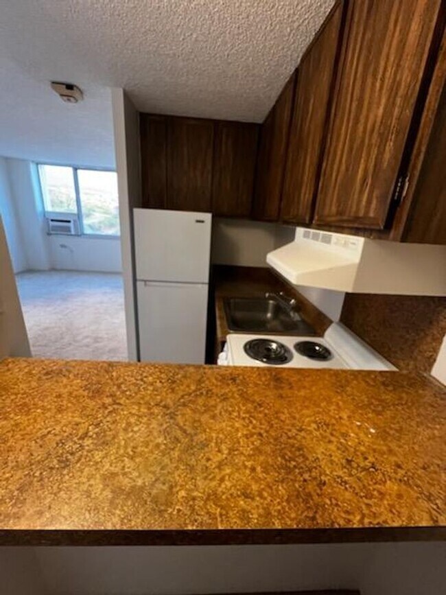 Foto del edificio - Pearlridge Square Large Studio with AC, Washer/Dryer, and Reserved Parking Stall