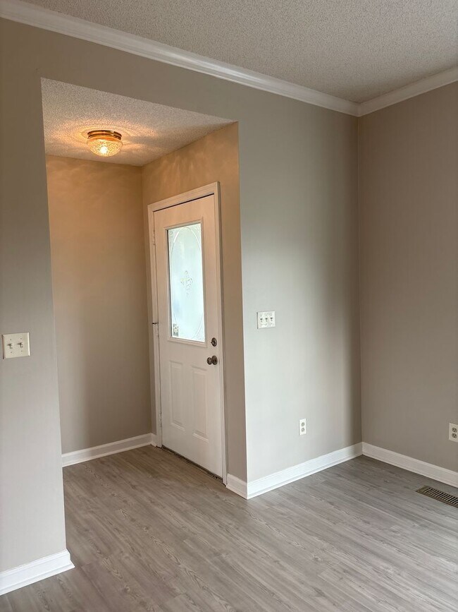 Foto del edificio - Spacious Brick Home with Fenced-In Back Yard!