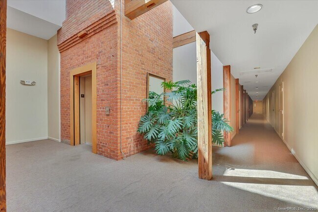 Building Photo - 234 S Main St