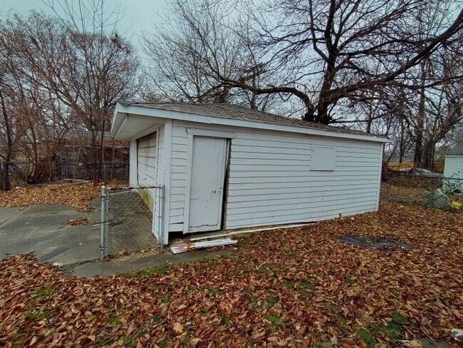 Building Photo - 3 bedroom 1 bathroom on the Eastside NOW A...