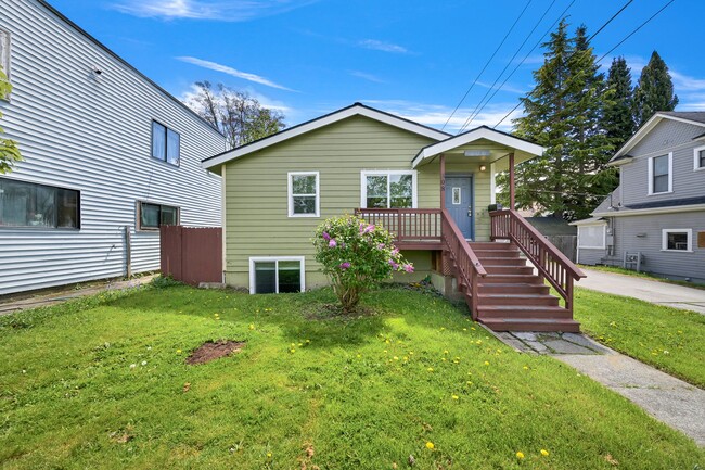 Building Photo - 6 Bedroom Home for Rent