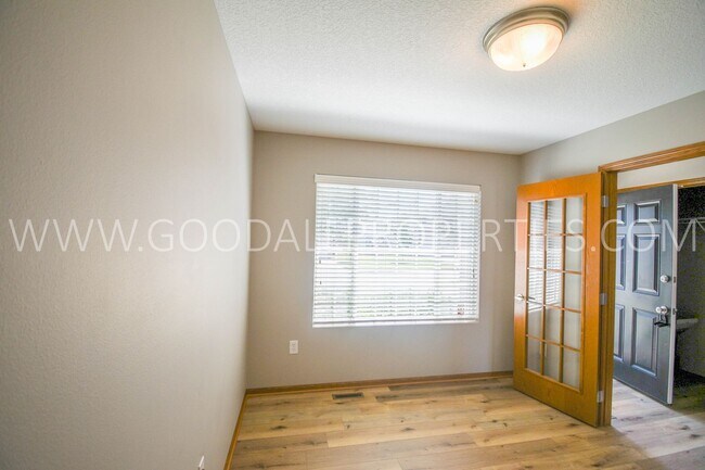 Foto del edificio - Single Family Home with Fenced Yard and Finished Basement within Waukee School District