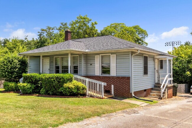 Building Photo - Quaint 3-Bed, 2-Bath Home in Greer – Cozy ...