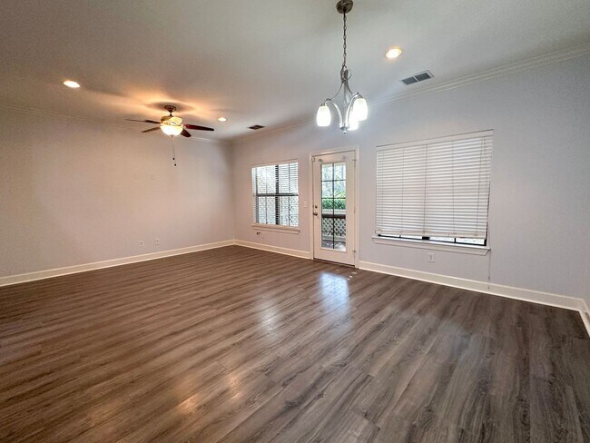 Foto del edificio - Charming 3 bed 2.5 bath townhouse