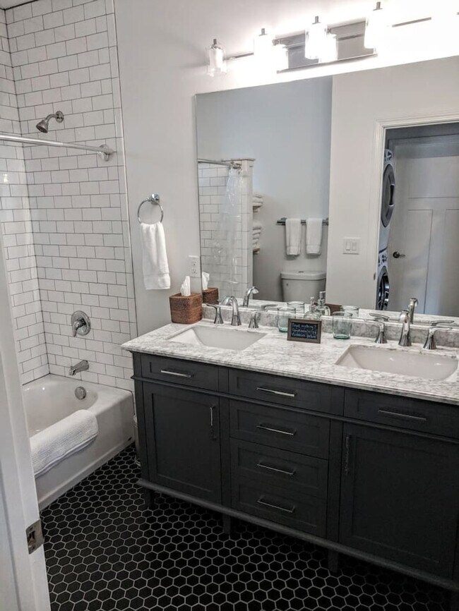 Building Photo - 204 Magnolia St