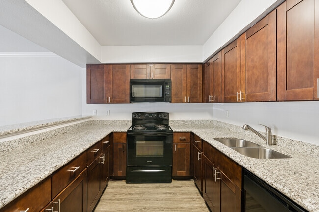 2BR, 2BA - 1,085SF - Kitchen - Meyer Oaks