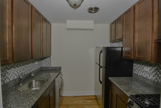 Building Photo - 558 W Arlington