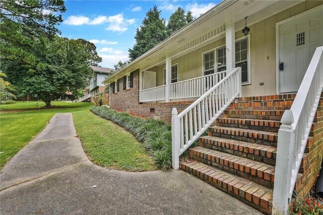 Building Photo - 2041 Collinswood Dr