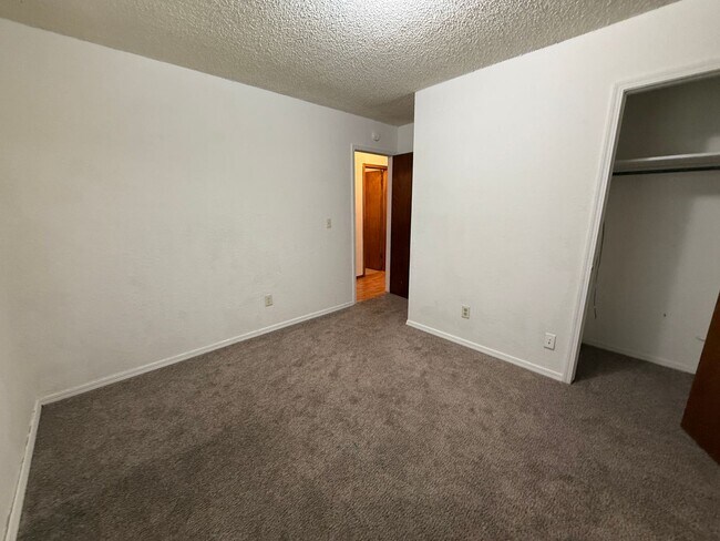 Foto del edificio - Three Bedroom, 2 Bath large Yard