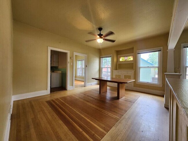 Foto del edificio - Victorian Home Downtown – Available NOW, 6 Month Leases Available! MOVE-IN SPECIAL