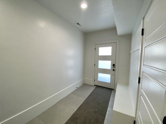 Building Photo - 332 E Tri Ln
