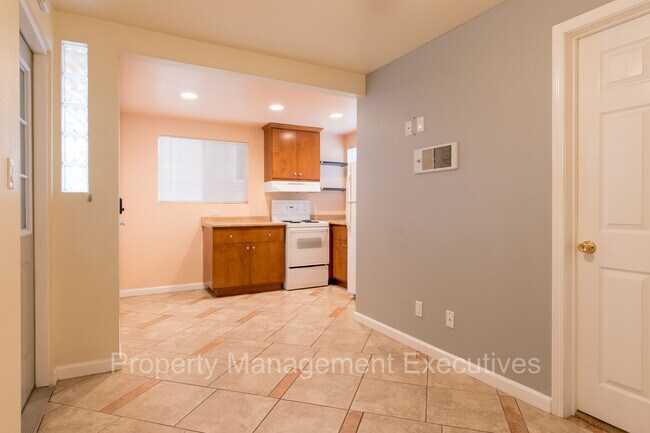 Foto del edificio - Smaller 2 Bedroom, 1 Bath Duplex Unit with Garage & Washer/Dryer Hook-Ups