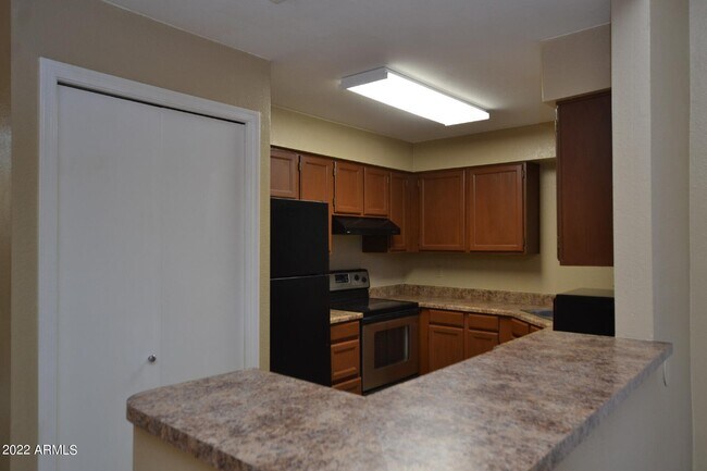 Building Photo - 533 W Guadalupe Rd