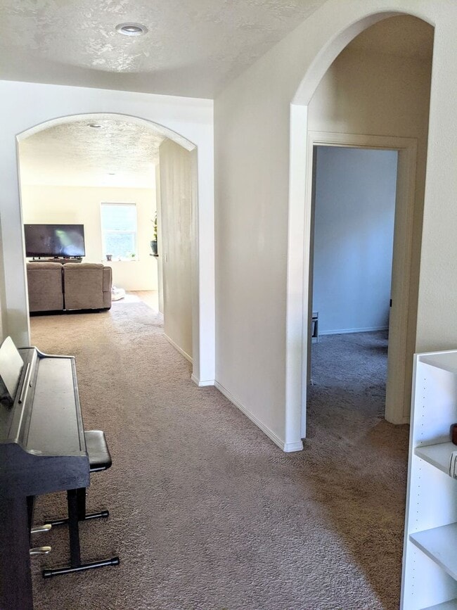 Building Photo - 3 Bed, 2 Bath Single Level Home in SE Bend...