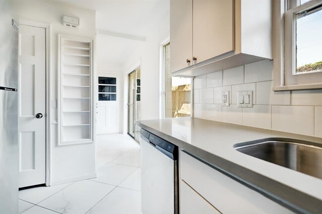 Building Photo - 1706 Vassar St