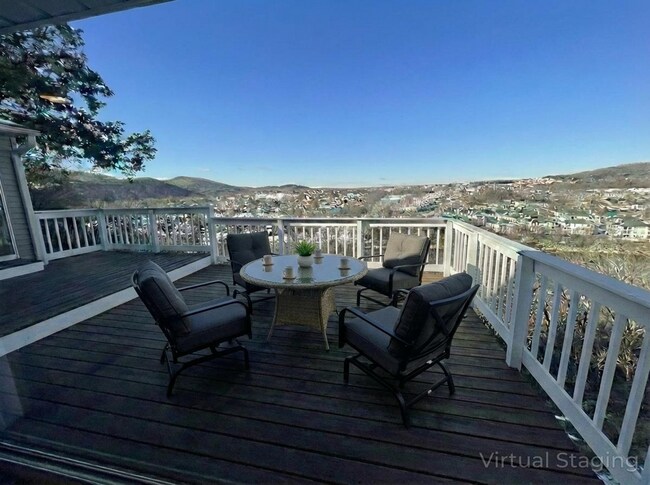 Foto del edificio - Newly Renovated 3 bedroom 4 bath - 2 Car Garage and Shoppe - The VIEW!!!