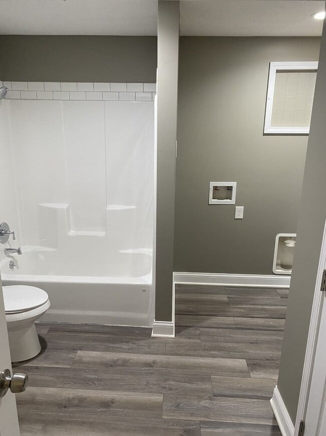 Building Photo - SUBLEASE - HUGE 3 bedroom house in EUDORA