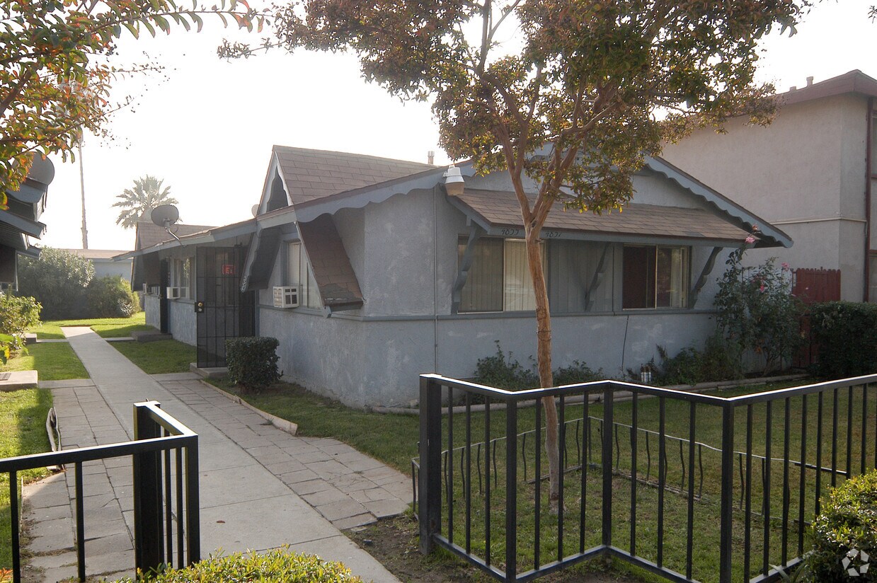 Building Photo - 4855 Canoga St