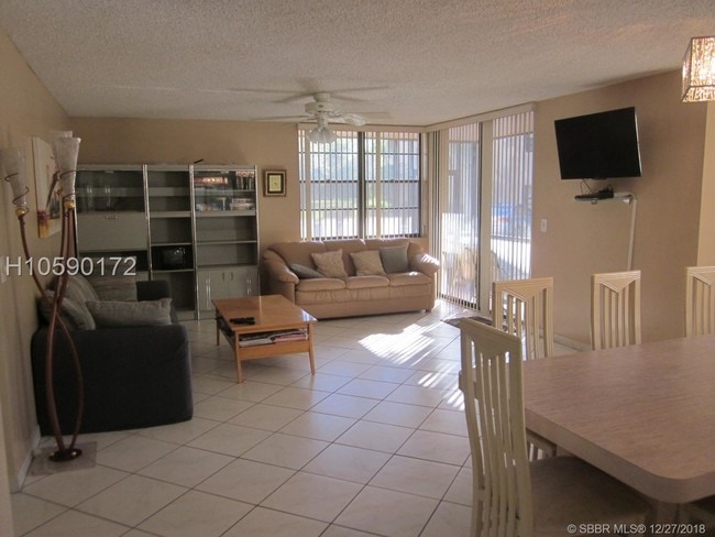 Building Photo - 3900 N Hills Dr