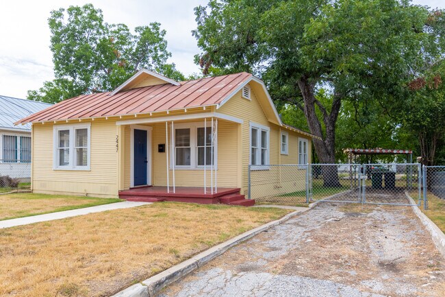 Foto del edificio - 2447 E Houston St