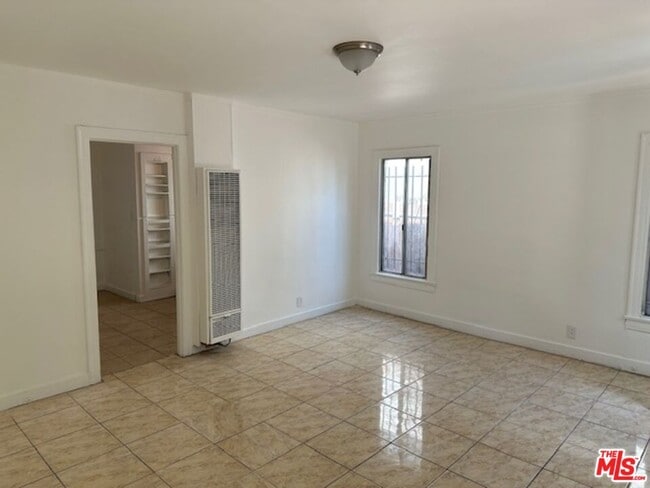 Building Photo - 652 E 74th St