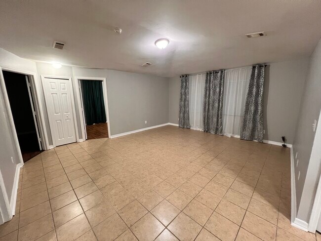 Foto del edificio - 6127 E Clay St