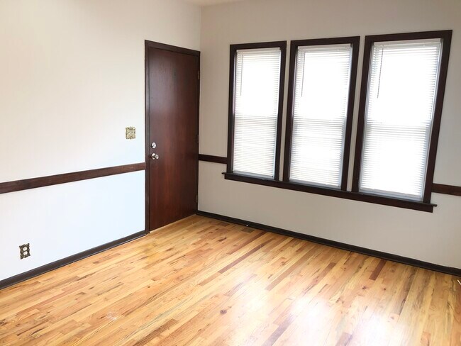 Foto del edificio - 2856 N Western Ave