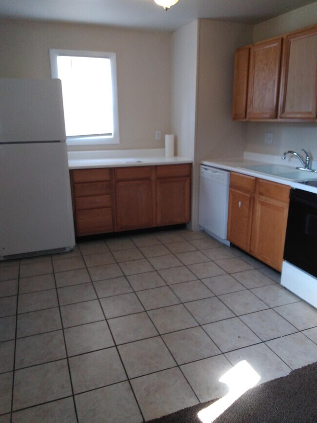 Building Photo - 709 S Poplar St