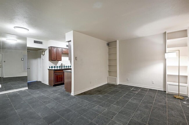 Building Photo - 505 W 7th St