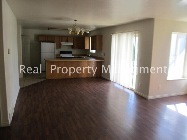 Foto del edificio - Beautiful and conveniently located 3 Bed, 2 Bath Home available in July! Pet Friendly!