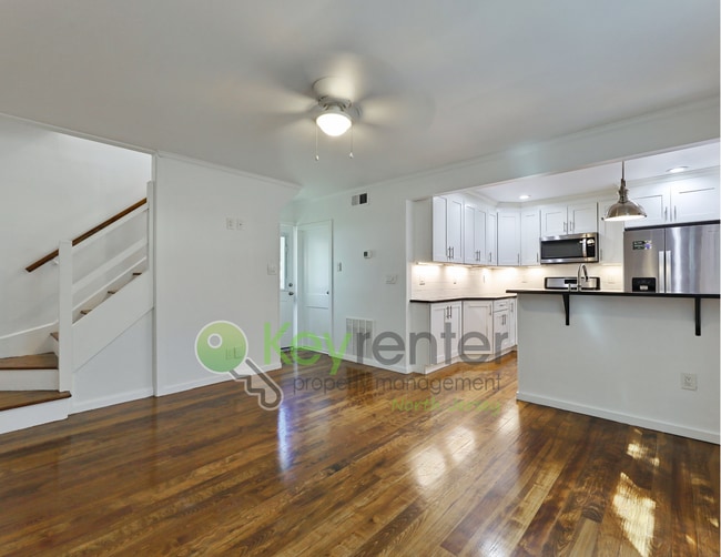 Building Photo - De Graw Ave Triplex