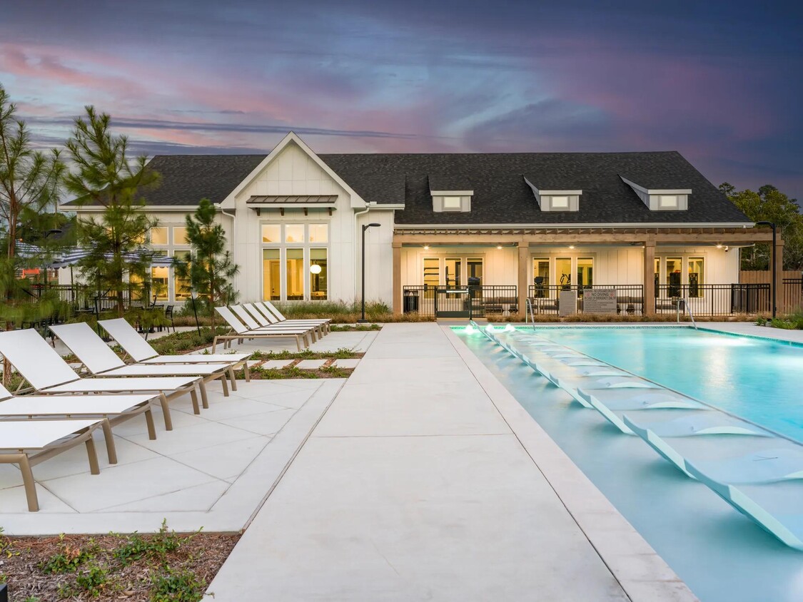 Piscina estilo resort con amplia terraza en los apartamentos Beckett West Fork en Conroe, TX. - Beckett West Fork