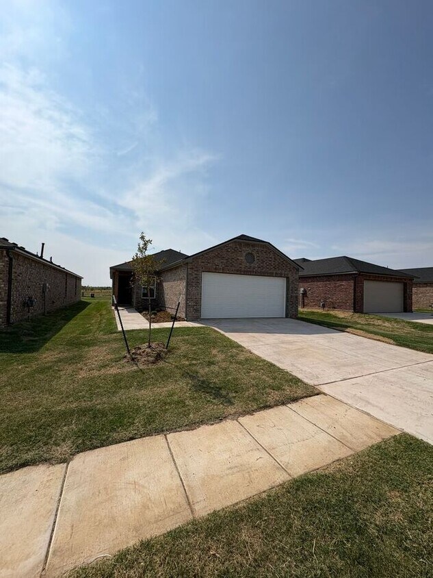 PRE-LEASING NOW! | Be the First to Live in This Beautiful 3 Bedroom, 2 Bathroom Home in Yukon! - PRE-LEASING NOW! | Be the First to Live in This Beautiful 3 Bedroom, 2 Bathroom Home in Yukon!