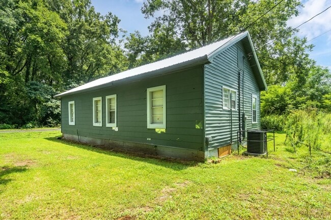 Building Photo - Cozy, Stylish, and Newly Renovated in the ...