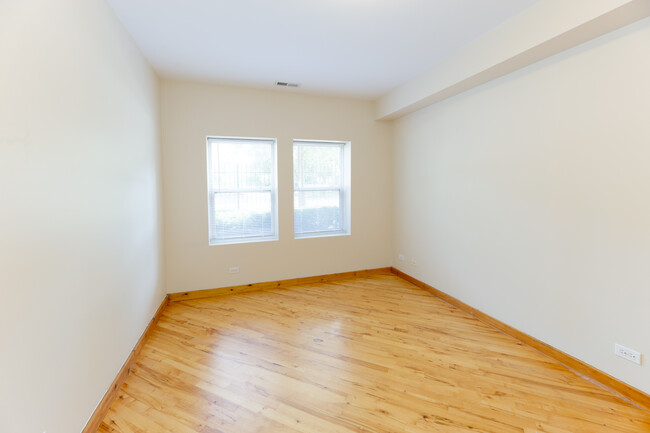 Dormitorio 1 - 1118-28 E. Hyde Park Blvd.