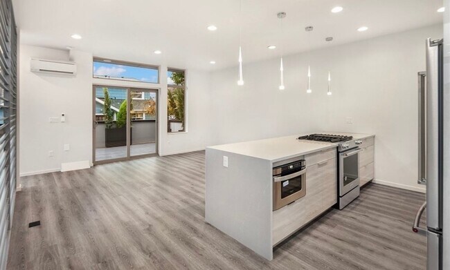 Building Photo - Sophisticated 3 Bedroom Townhome