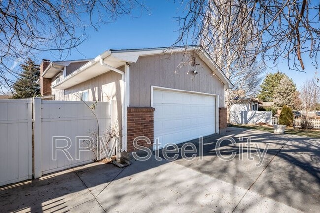 Building Photo - 2119 Chatalet Ln