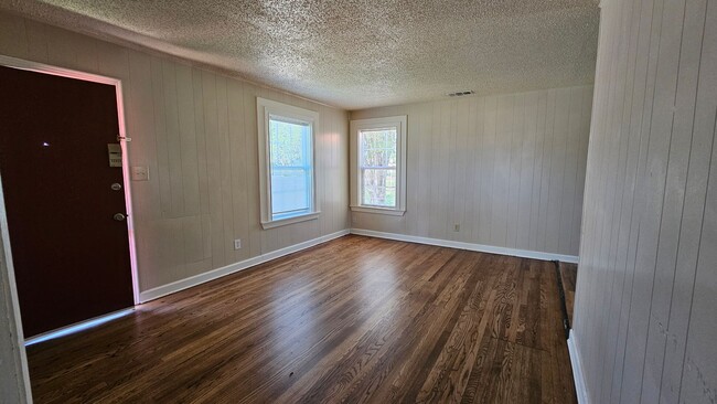 Foto del edificio - 3 bedroom, 1 bath, NEW hardwood floors!