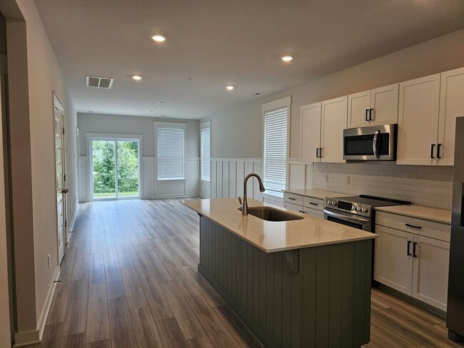 Building Photo - 645 Birdie Dr