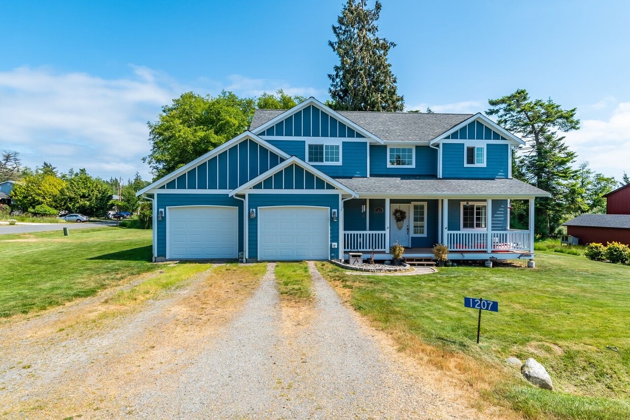 Primary Photo - 3 Bed 2 Bath beautiful home on a corner lo...