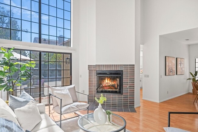 Building Photo - Stunning 3 Bedroom / 2 Bath Home in Corona...