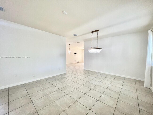 Foto del edificio - 3300 SE 7th Ct