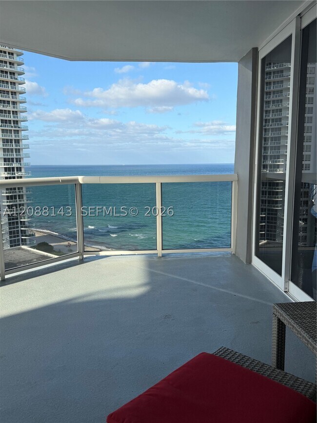 Foto del edificio - 6301 Collins Ave