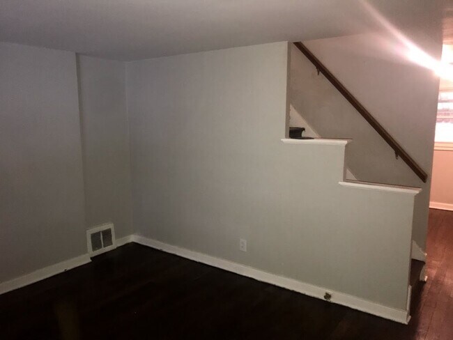 Foto del edificio - 2 Bedroom / 1 Bath Townhome + Garage -- Be...
